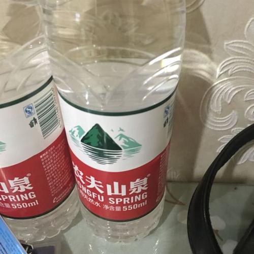 一瓶农夫山泉的旅程 从深山清泉到都市舌尖的笨拙坚守
