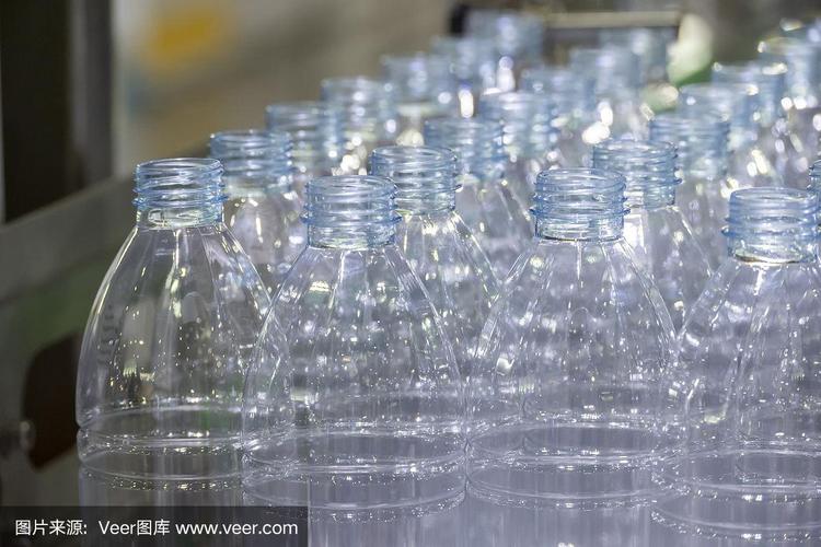 pet瓶在输送带上用于饮用水工厂的灌装过程
